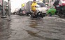 Người Sài Gòn đón cơn mưa như trút nước, nhiều nơi bắt đầu ngập