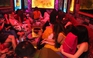 Đột kích karaoke 'chui', phát hiện hàng chục nữ tiếp viên mặc đồ khiêu dâm tiếp khách