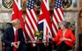 Tổng thống Trump thăm Anh trong mâu thuẫn