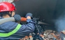 Gần 100 chiến sĩ chữa cháy tại kho hàng trên Xa lộ Hà Nội