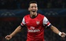 Người hâm mộ chặn xe, van xin Ozil đừng bỏ Arsenal