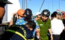 Hơn 100 cảnh sát giải cứu thanh niên leo đỉnh cầu Thuận Phước quay clip câu view