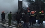 Xe tải chở bàn ghế bị cháy rụi khi đang chạy trên đường