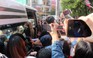 [VIDEO] Hàng trăm bạn trẻ xin chữ ký sao Hàn gây kẹt xe