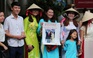 Các cô gái Sài Gòn mặc áo dài chào tạm biệt Tổng thống Obama