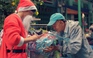 Ông già Noel tặng quà cho người lang thang trong đêm Giáng sinh