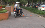 Lắp barie chống xe máy leo lên vỉa hè ở trung tâm Sài Gòn