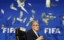 VIDEO: Chủ tịch FIFA bị ném tiền đô-la ‘âm phủ’ vào mặt