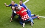 CĐV Croatia nhảy vào sân ăn mừng bàn thắng với Modric