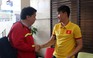 Trưởng đoàn Lê Hoài Anh đến thăm và tặng quà cho đội tuyển Việt Nam