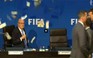 Sepp Blatter bị ném cả xấp tiền vào người giữa cuộc họp báo