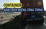 Xe container chênh vênh trên miệng công trình, cửa ngõ TP.HCM tắc nghẽn