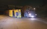 Xe container lật nhào khi ôm cua dưới gầm cầu Đồng Nai
