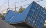 Cầu bộ hành gần Suối Tiên vừa lắp ráp bị xe container "hạ gục"