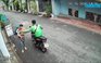 Cận cảnh tài xế GrabBike điển trai giật điện thoại của người phụ nữ bế con nhỏ