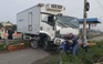 Nhiều người thoát chết khi xe tải lao vào dải bê tông trạm thu phí, đường công vụ