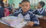 Mang áo quần và tập vở mới đến với học sinh vùng biên giới Quảng Bình
