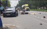 Ngã ra làn ô tô, người lái xe máy bị xe container cuốn vào gầm tử vong