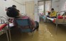 Triều cường gây ngập bệnh viện ở Cần Thơ: bệnh nhân lẫn bác sĩ vô cùng khổ sở