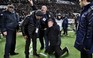 Trận derby hàng đầu Hy Lạp bị hoãn vì… giấy vệ sinh