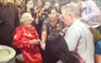 [VIDEO] Xem ngài Đại sứ Mỹ Ted Osius tặng quà Vu Lan cho mẹ