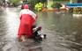 Đà Nẵng: Người và xe lại lội bì bõm trong mưa