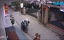 [VIDEO] Cảnh 'thôi miên' táo tợn giữa phố, lấy tài sản của bà cụ