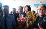 Vợ chồng Hồ Hạnh Nhi bị người hâm mộ vây kín tại sân bay