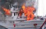 Tàu du lịch 4 sao bốc cháy dữ dội ở cảng Tuần Châu