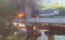 Hai ô tô cháy rụi, tài xế lao xuống sông thoát thân