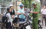 Phó chủ tịch quận 1 chặn xe máy leo lề, “đòi” lại vỉa hè