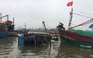 Cận cảnh tàu cá bị gió lốc đánh lật lúc sáng sớm ở Quảng Trị