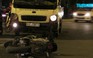 Xe máy chở ba va chạm với xe tải trên “phố nhậu” Sài Gòn