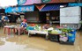 Ngoại ô Nha Trang ngập nặng, người dân phải vất vả “tăng bo”
