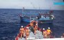 Cận cảnh cứu 10 ngư dân bị ngộ độc sau khi ăn cá chình biển