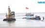 Nỗ lực cứu tàu cá bị đánh đứt dây neo dạt vào bờ biển Đà Nẵng