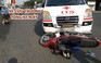 Xe cứu thương vượt đèn đỏ tông xe máy, 2 người bị thương nặng