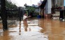 Người Bảo Lộc kêu khổ vì nhà thành… hồ bơi sâu tới ngực sau trận mưa