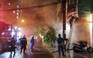 Mù mịt khói vì cháy quán bar tại Đà Nẵng trong cơn mưa lớn