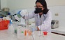 Giảng viên “nhốt mình” trong phòng thí nghiệm để điều chế dung dịch rửa tay phòng dịch corona