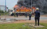 Xe tải chở hàng chục xe máy đậu bên đường bất ngờ bốc cháy
