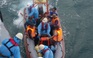 Tàu cá chìm do đâm vào đá ngầm, cứu 13 ngư dân kịp lúc
