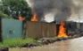 Cháy bãi phế liệu trong con hẻm, người dân nháo nhào chạy