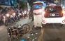 Sau cú tông giữa taxi và xe máy, một người đàn ông nguy kịch