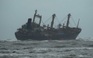 Tàu chở hàng 9.500 tấn chênh vênh vì mắc cạn trên biển Hà Tĩnh
