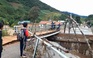 Hàng trăm “ao nước” trên những con đường gần biên giới ở Kon Tum