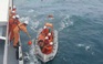 Cận cảnh cứu ngư dân bị dây neo đánh trúng mặt giữa sóng dữ đại dương
