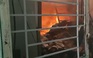 Cháy lớn kho xưởng inox lan sang khu nhà trọ, 1 người bị thương