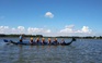Đội nắng xem thi đua thuyền rồng trên hồ Xuyên Mộc