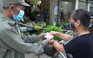 Người Hà Nội bắt đầu cầm “phiếu đi chợ” mua sắm để tránh Covid-19